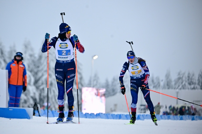 La Française Justine Braisaz-Bouchet (à droite) passant le dernier relais à sa coéquipière Julia Simon lors du relais 4x6km féminin de la manche de Coupe du monde de biathlon d'Oberhof (Allemagne), le 10 janvier 2026