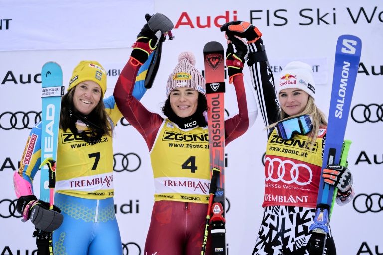 La skieuse autrichienne Julia Scheib (au centre), la Suédoise Sara Hector (à gauche) et la Néo-zélandaise Alice Robinson (à droite) sur le podium après le géant de Mont-Tremblant, au Canada, le 7 décembre 2025