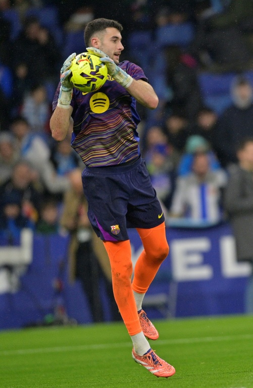 Le gardien du FC Barcelone Joan Garcia à l'échauffement avant la victoire contre l'Espanyol Barcelone, le 3 janvier 2026 à Cornella de Llobregat