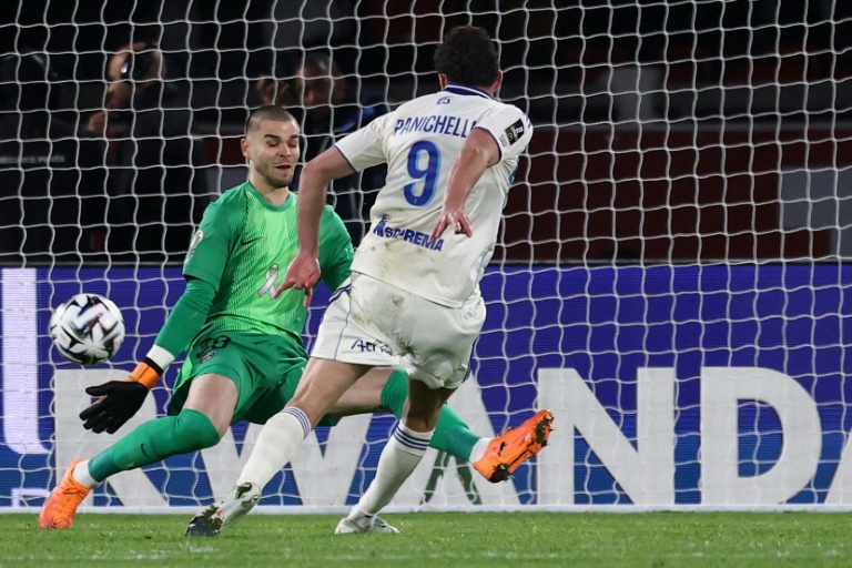 Panichelli marque son second but de la soirée à Lucas Chevalier le 17 octobre au Parc des Princes, lors du match de Ligue  PSG-Strasbourg