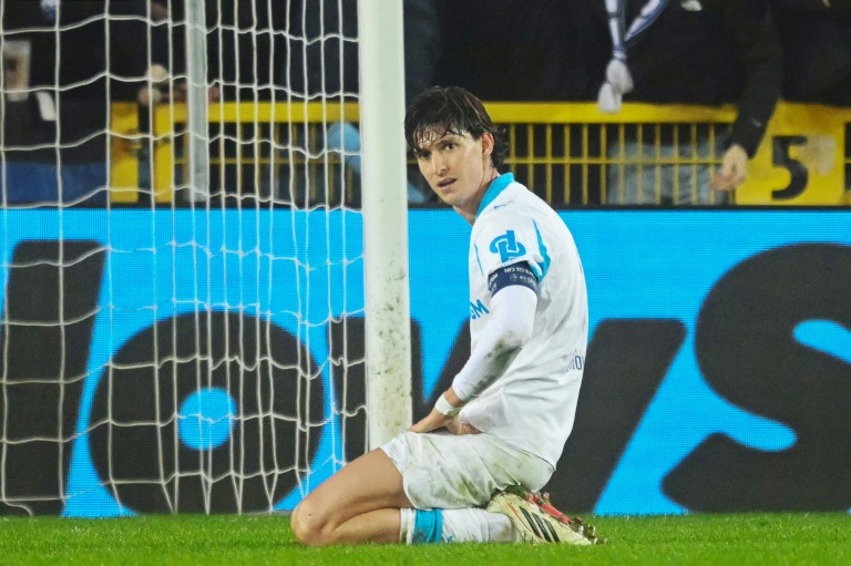 Le capitaine de l'OM Leonardo Balerdi dépité sur le troisième but du FC Bruges, le 28 janvier  2026