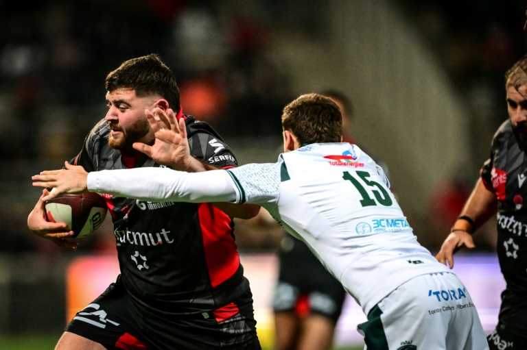 Le joueur de Lyon Irakli Aptsiauri (gauche) au duel avec le joueur de Pau Clement Mondinat durant le match de Top 14, remporté par les Lyonnais, le samedi 3 janvier 2026, à Lyon