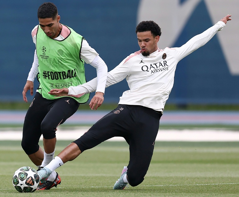 Les Parisiens Achraf Hakimi (à gauche) et Warren Zaïre-Emery s'opposent à l'entraînement le 31 mai 2025 à Poissy près de Paris