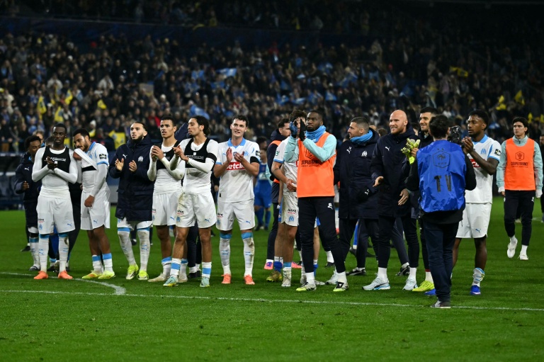 Les joueurs marseillais saluent le public du stade d'Ornano à Caen après leur victoire contre Bayeux (9-0) en 16e de finale de la Coupe de France, le 13 janvier 2026