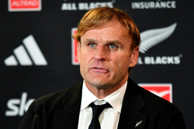 L’entraîneur néo-zélandais Scott Robertson, limogé jeudi, participe à une conférence de presse après le premier test-match international de rugby entre la Nouvelle-Zélande et la France à Dunedin, le 5 juillet 2025