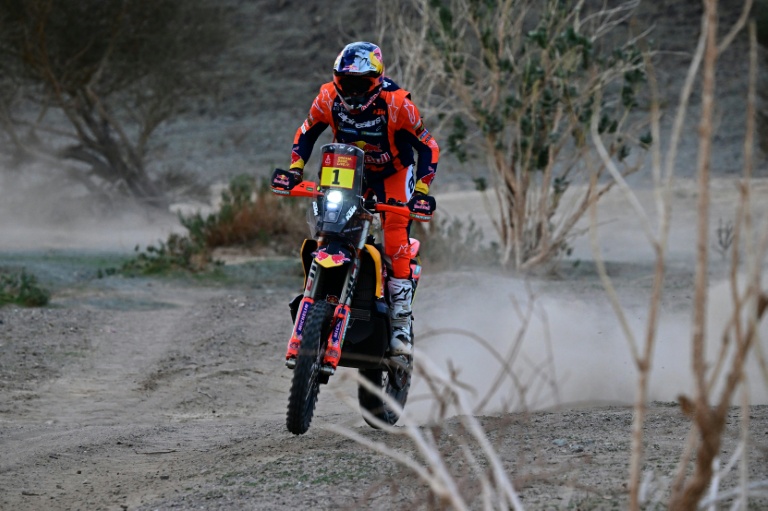L'Australien Daniel Sanders au guidon de sa moto KTM 450 lors de la seconde étape du rallye Dakar entre Yanbu et Al Ula en Arabie saoudite le 5 janvier 2026.