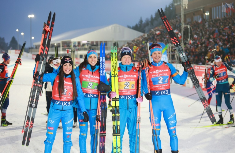 L'équipe d'Italie, composée de Dorothea Wierer, Lisa Vittozzi, Lukas Hofer et Tommaso Giacomel (de G. à D.)célèbre sa victoire lors du relais mixte de la manche de Coupe du Monde de biathlon de Nove Mesto (République Tchèque), le 24 janvier 2026