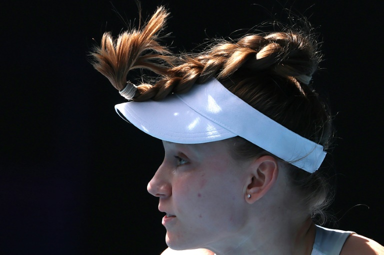 Elena Rybakina sert contre Iga Swiatek en quart de finale de l'Open d'Australie, le 28 janvier 2026 à Melbourne