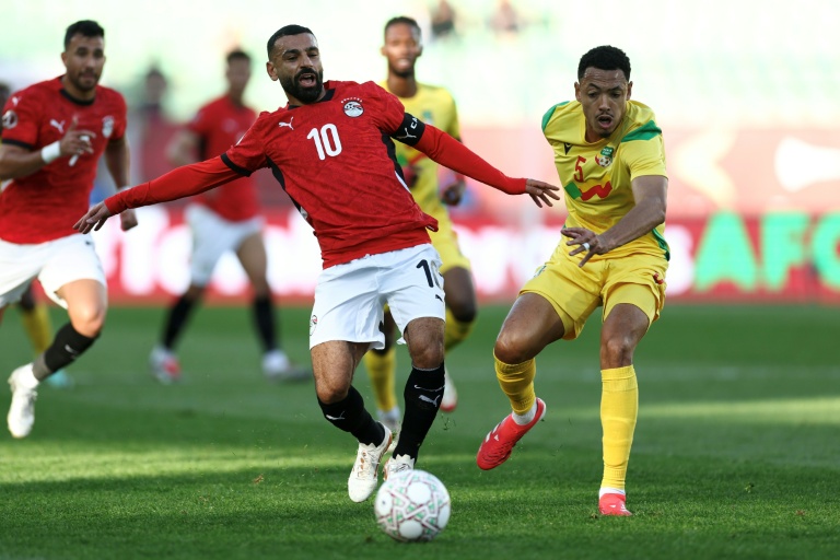 L'attaquant égyptien Mohamed Salah (G) au duel avec le défenseur béninois Yohan Roche, en 8e de finale de la CAN, le 5 janvier 2026 à Agadir (Maroc)