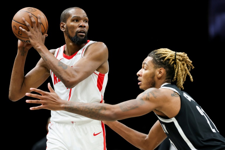 L'ailier des Rockets de Houston Kevin Durant (à gauche)face aux Brooklyn Nets en NBA, le 1er janvier 2025