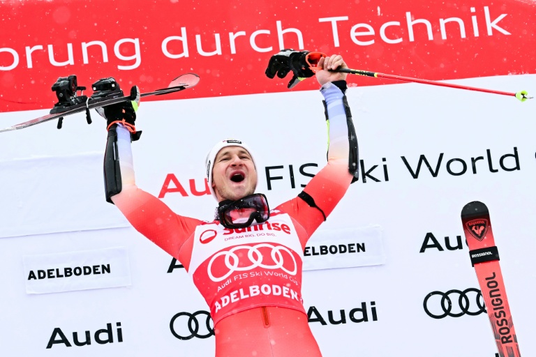Le Suisse Marco Odermatt célèbre sa victoire à l'arrivée du slalom géant de la manche de coupe du monde de ski alpin d'Adelboden (Suisse), le 10 janvier 2026