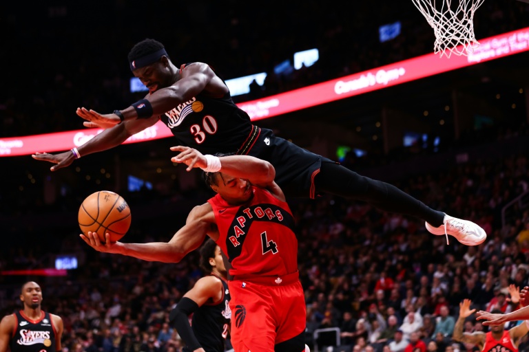 Adem Bona (N.30) défend contre Scottie Barnes lors du match NBA des Philadelphia 76ers contre les Toronto Raptors, le 11 janvier 2026 à Toronto