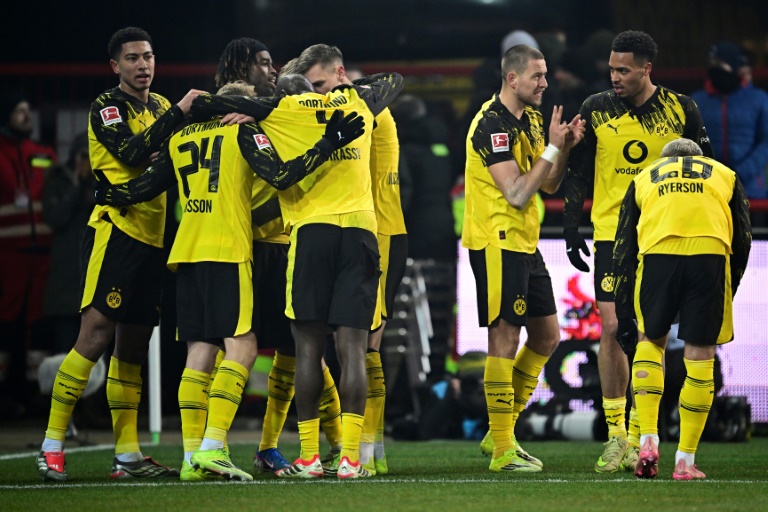 Les joueurs de Dortmund se congratulent après le troisème but inscrit contre l'Union, le 26 janvier 2026 à Berlin