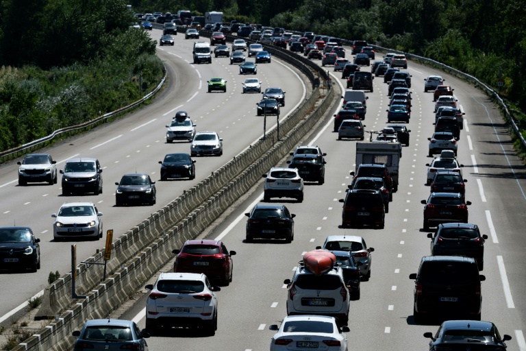 Embouteillage sur l'autoroute A7, lors d'un week-end de départs en vacances, le 2 août 2025 près de Pont-de-l'Isère, dans la Drôme