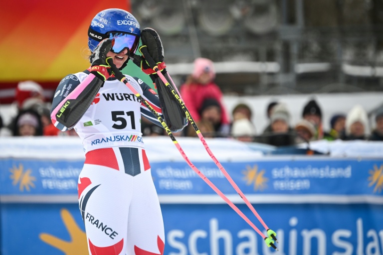 La Française Doriane Escane à l'arrivée de la seconde manche du slalom géant de Kranjska Gora le 3 décembre 2025 en Slovénie