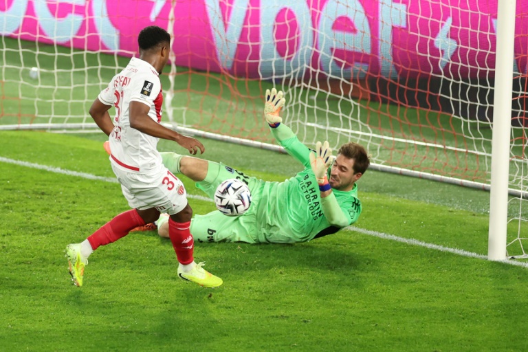 Le gardien du Paris FC Kevin Trapp lors d'un face à face avec l'attaquant de Monaco Ansu Fati, le 1er novembre 2025 au stade Louis II