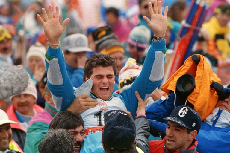 Le skieur italien Alberto Tomba porté par la foule après sa victoire lors du slalom des JO-88 de Calgary, le 27 février 1988