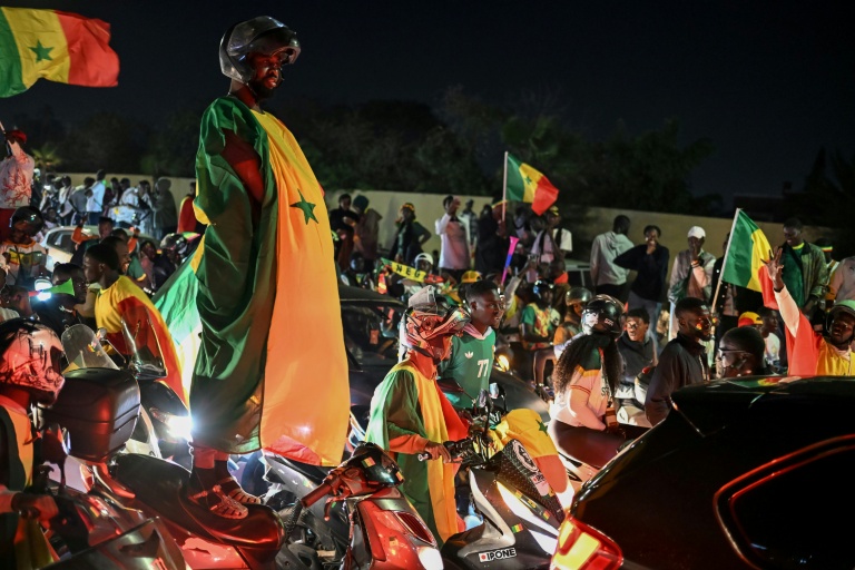 Des supporters sénégalais célèbrent la victoire de leur pays à la CAN-2025, le 18 janvier 2026 à Dakar