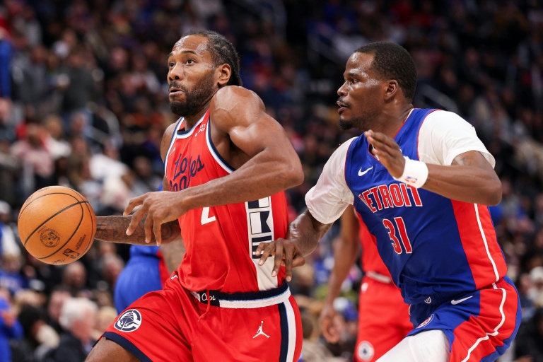 Kawhi Leonard (g) déborde Javonte Green lors du match NBA des Los Angeles Clippers contre les Detroit Pistons, le 10 janvier 2026 à Détroit