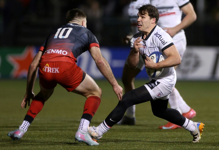 Antoine Dupont aux prises avec le demi d'ouverture des Saracens Fergus Burke dimanche lors du match de Champions Cup au StoneX Stadium de Londres.