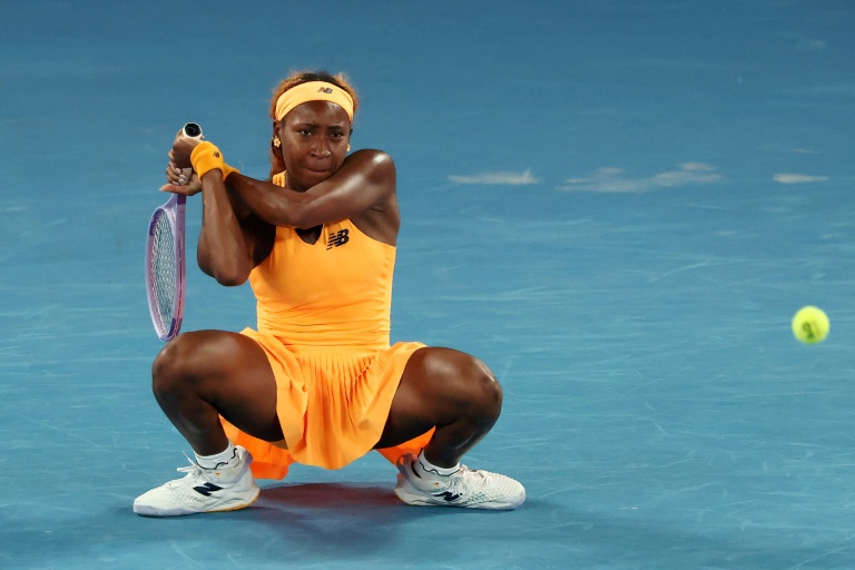 Coco Gauff lors de sa défaite face à l'Ukrainienne Elina Svitolina en quart de finale de l'Open d'Australie le 27 janvier 2026 à Melbourne. L'Américaine, N.3 mondiale, n'a été que l'ombre d'elle-même battue 6-1, 6-2 et commettant 26 fautes directes 
hits a return to Ukraine's Elina Svitolina during their women's singles quarter-final match on day ten of the Australian Open tennis tournament in Melbourne on January 27, 2026.