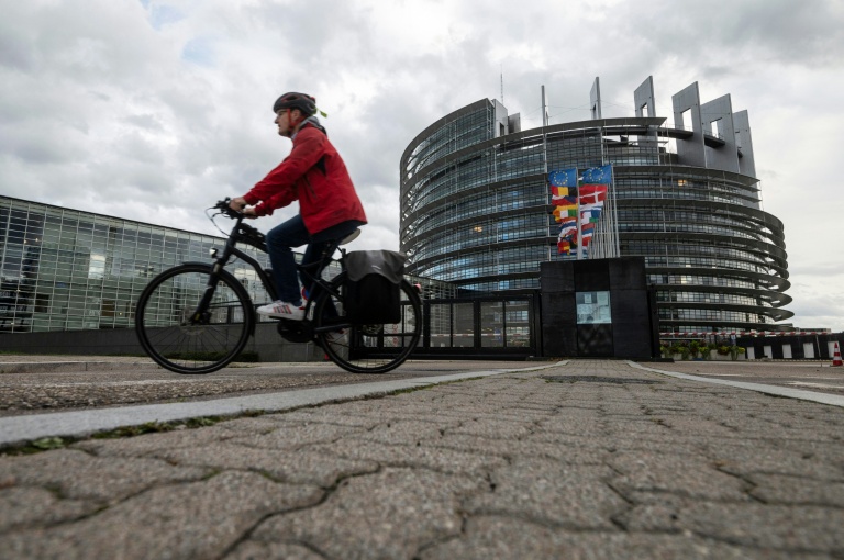 Un cycliste passe devant le Parlement européen à Strasbourg le 6 octobre 2020