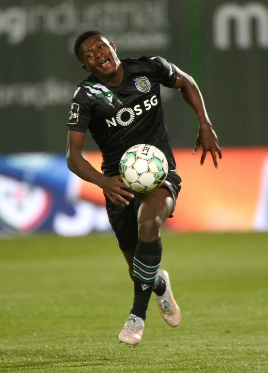 Nuno Mendes quand il était défenseur latéral du Sporting Club  lors d'un match contre le Rio Ave FC à Vila do Conde le 5 mai 2021 au Portugal