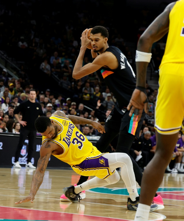 Victor Wembanyama (c) lors du match NBA des San Antonio Spurs contre les Los Angeles Lakers, le 7 janvier 2026 à San Antonio