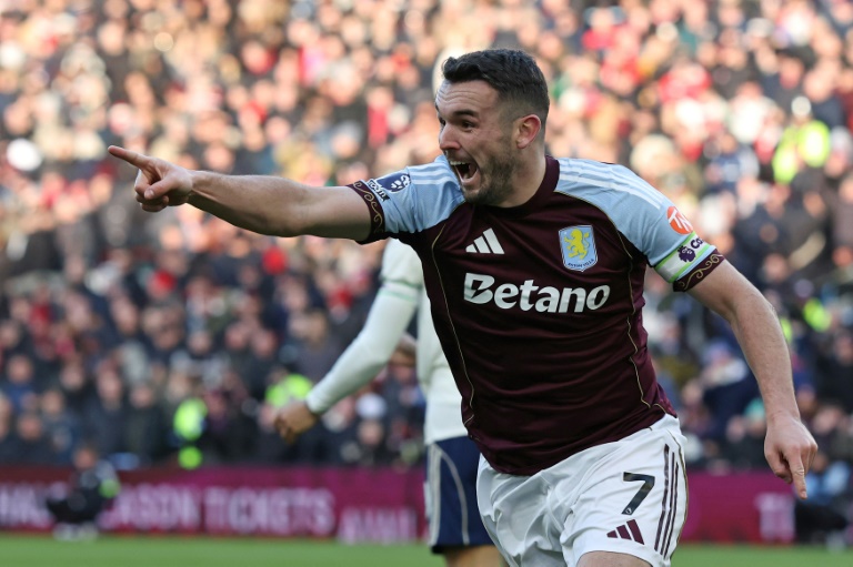 Le capitaine d'Aston Villa John McGinn célèbre le premier but de son incroyable doublé face à Nottingham Forest à Villa Park, le 3 janvier 2026