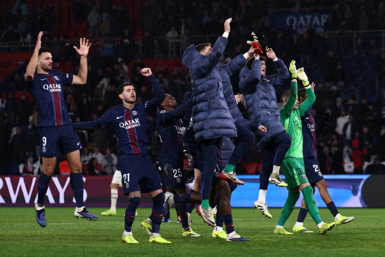 Les Parisiens en communion avec leurs supporters après leur victore sur Lille le 16 janvier 2026 au Parc des Princes