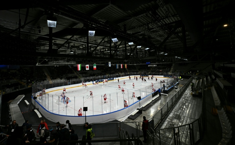 Le Japon et la Pologne s'échauffent avant un match du Championnat du monde U20, le 9 décembre 2025 lors d'un test event à Milan