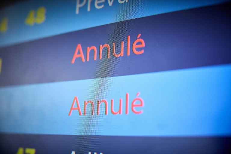 Un tableau affiche des vols annulés suite à une chute de neige à l'aéroport Paris-Orly, le 7 janvier 2026