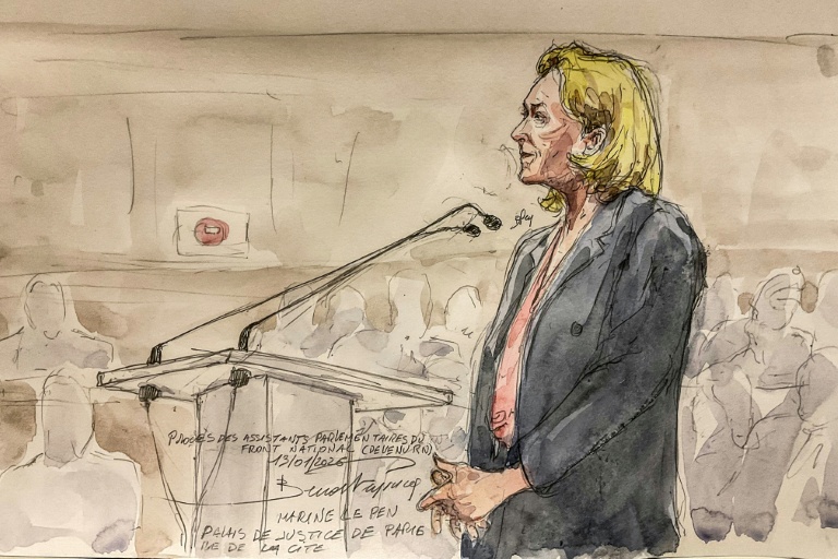 Croquis d'audience du 13 janvier 2026  montrant Marine Le Pen, dirigeante du groupe parlementaire Rassemblement national (RN), au tribunal lors du premier jour de son procès en appel pour détournement de fonds publics européens