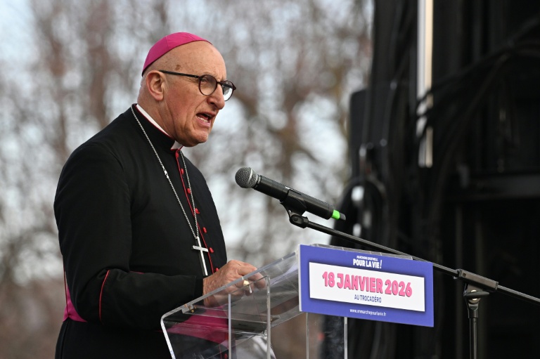 Mgr Dominique Rey, évêque émérite de Fréjus-Toulon, s'exprime lors d'une manifestation d'opposants à la future loi fin de vie, le 18 janvier 2026 à Paris