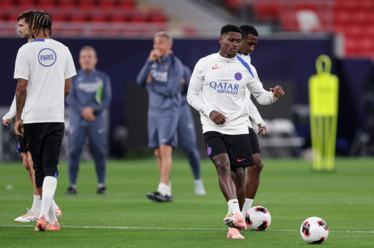 Le latéral gauche portugais du Paris Saint-Germain, Nuno Mendes, participe à une séance d'entraînement à la veille de la finale de la Coupe intercontinentale contre Flamengo, au stade Ahmad bin Ali d'Al-Rayyan, dans la banlieue de Doha, le 16 décembre 2025