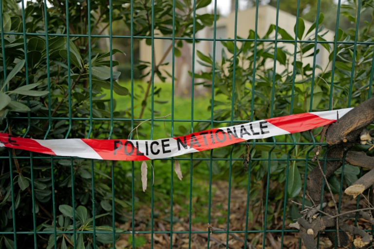 Un ruban de la police natiionale sur les lieux où une femme a été assassinée alors qu'elle conduisait avec son bébé à Nice, le 22 janvier 2026 dans les Alpes-Maritimes