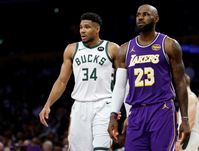 Giannis Antetokounmpo (g) et LeBron James lors du match NBA des Milwaukee Bucks contre les Los Angeles Lakers, le 9 janvier 2026 à Los Angeles