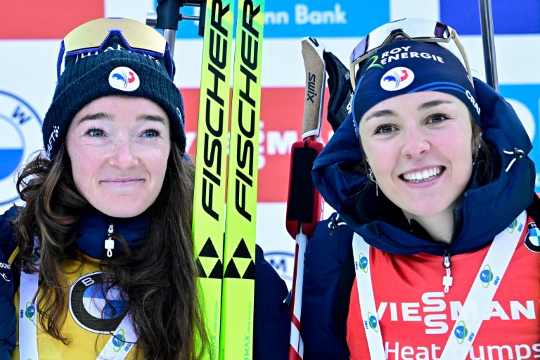Les Françaises Lou Jeanmonnot (à gauche) et Camille Bened première et troisième de la poursuite le 18 janvier 2026 à Ruhpolding en Allemagne