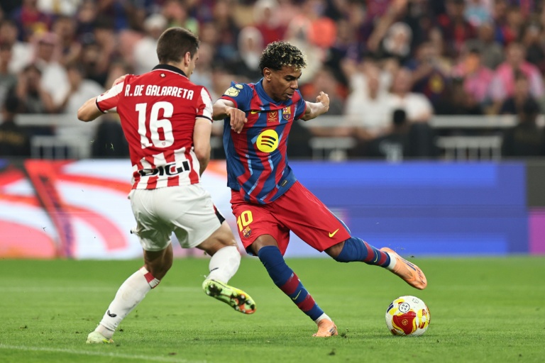Le joueur du FC Barcelone Lamine Yamal face à celui de Bilbao Inigo Ruiz de Galarreta, lors de la demi-finale de la Supercoupe d'Espagne, le 7 janvier 2026, à Jeddah en Arabie saoudite
