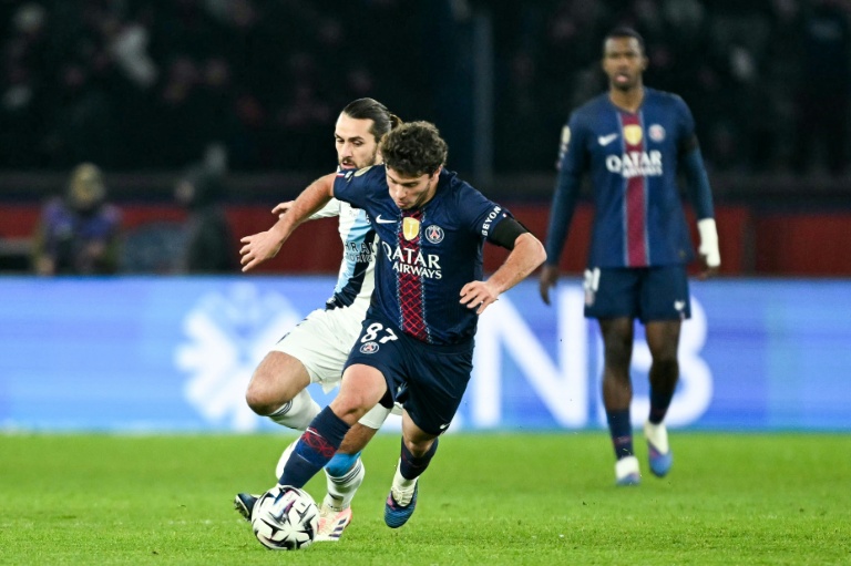Le joueur du PSG Joao Neves à la lutte avec Vincent Marchetti, du PFC, au cours du derby de la capitale en Ligue 1 le 4 janvier 2026 au Parc des Princes