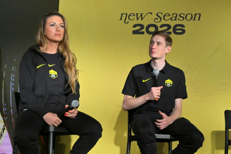 Pauline Ferrand-Prévot (à gauche) et Jonas Vingegaard (à droite) lors de la journée médias de l'équipe Visma-Lease a bike, à La Nucia en Espagne, le 13 janvier 2026