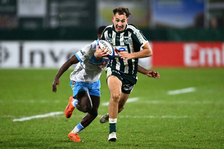 Le trois-quart centre de Pau Quentin Valentino s'échappe avec la ballon lors du dernier match de poule de la Champions Cup, qui a vu l'élimination de son équipe battue par les Sud-Africains des Bulls 26-24