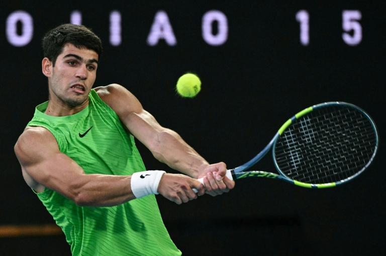 L'Espagnol Carlos Alcaraz pendant son duel face à l'Allemand Alexander Zverev en demi-finale de l'Open d'Australie, le 30 janvier 2026 à Melbourne