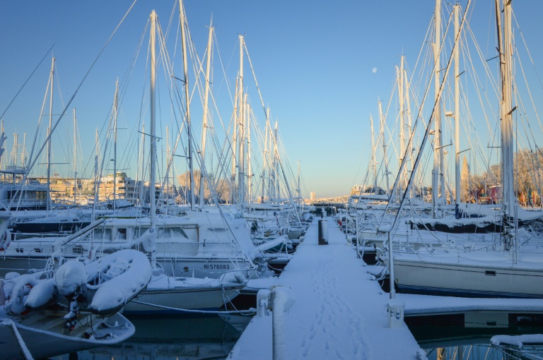 La neige recouvre les bateaux à quai au port de La Rochelle le 6 janvier 2026