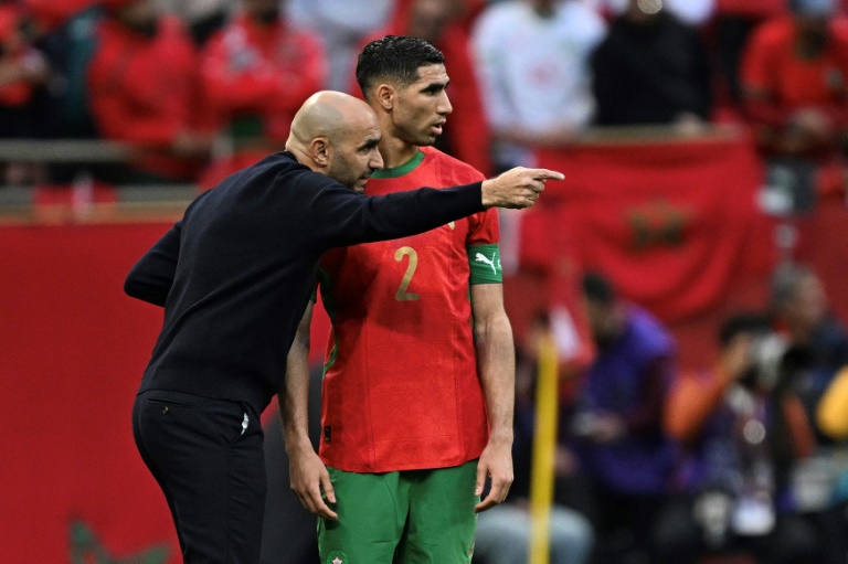 Le sélectionneur marocain Walid Regragui discute avec Achraf Hakimi lors du 8e de finale de la CAN 2025 contre la Tanzanie le 4 janvier 2026 à Rabat