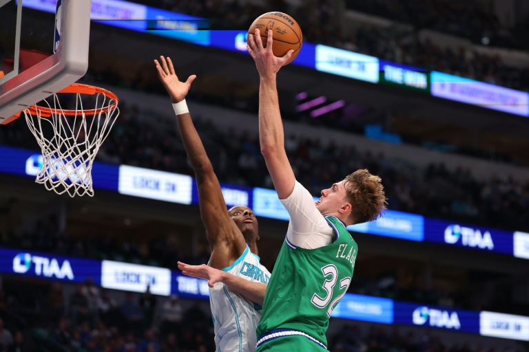 Cooper Flagg (D) des Dallas Mavericks inscrivant un panier lors de la rencontre face aux Charlotte Hornets en NBA, le 29 janvier 2026 à Dallas (Etats-Unis)