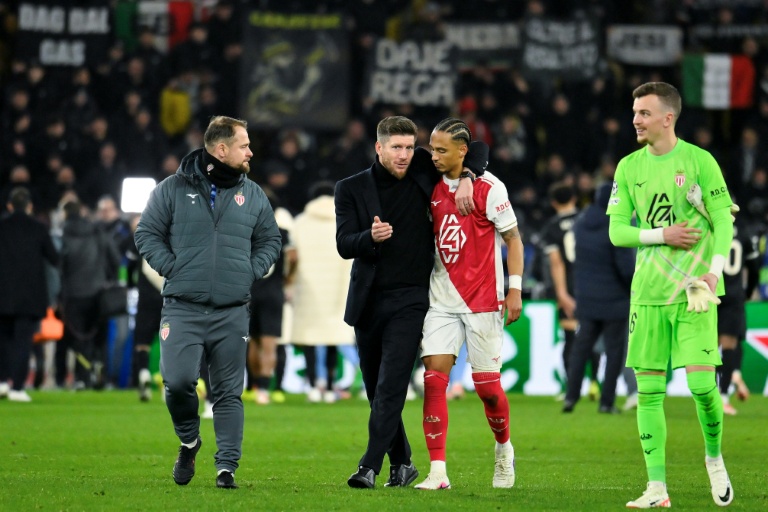 L'entraîneur de Monaco Sébastien Pocognoli échange avec le défenseur Thilo Kehrer, après le match de Ligue des champions contre la Juventus Turin, le 28 janvier 2026 à Monaco