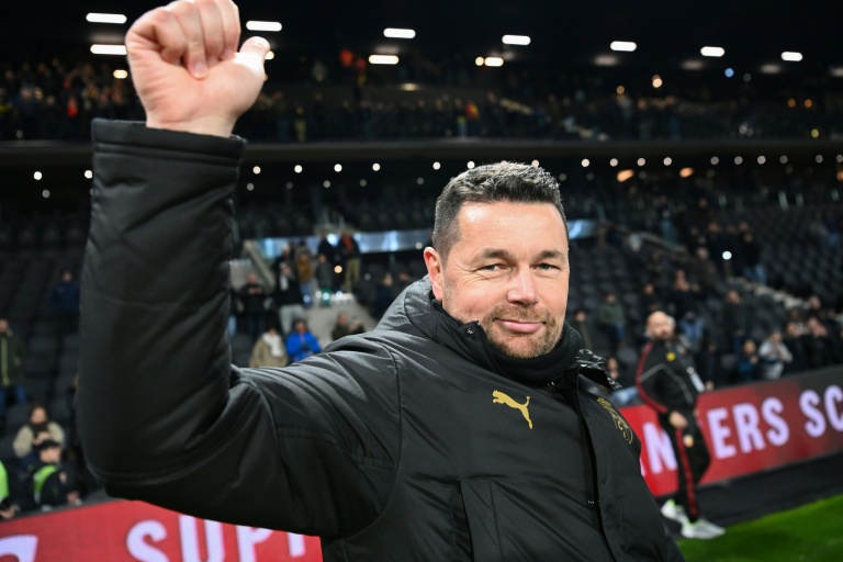 Pierre Sage, l'entraîneur de Lens, à la fin du match de Ligue 1 remporté à Angers le 30 novembre 2025 au Stade Raymond-Kopa