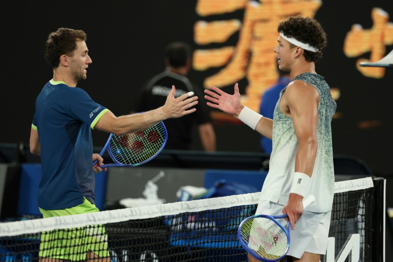 L'Américain Ben Shelton (à droite) et le Norvégien Casper Ruud se saluent le 26 janvier 2026 à l'Open d'Australie à Melbourne