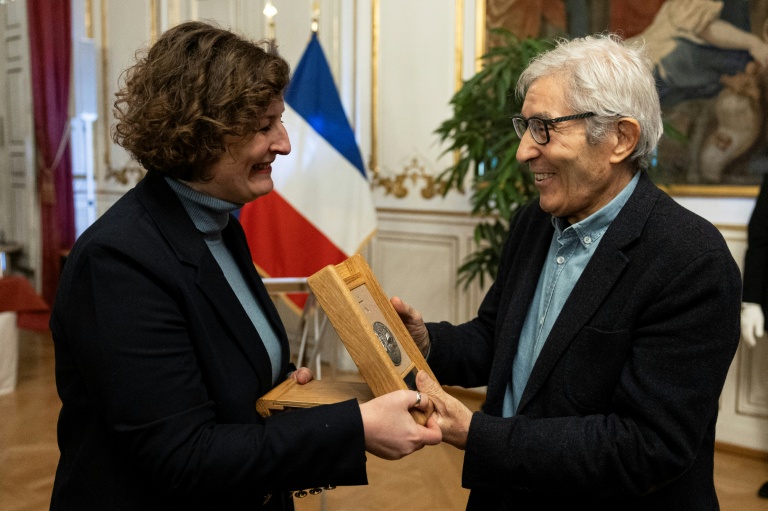 La maire de Strasbourg, Jeanne Barseghian (g), remet la médaille de la ville à l'écrivain franco-algérien Boualem Sansal, le 26 janvier 2026 à Strasbourg, dans le Bas-Rhin